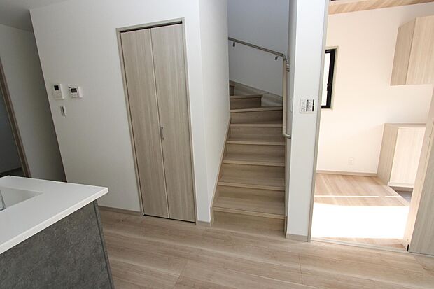 段差が急ではないので、昇り降りが楽なリビング階段♪