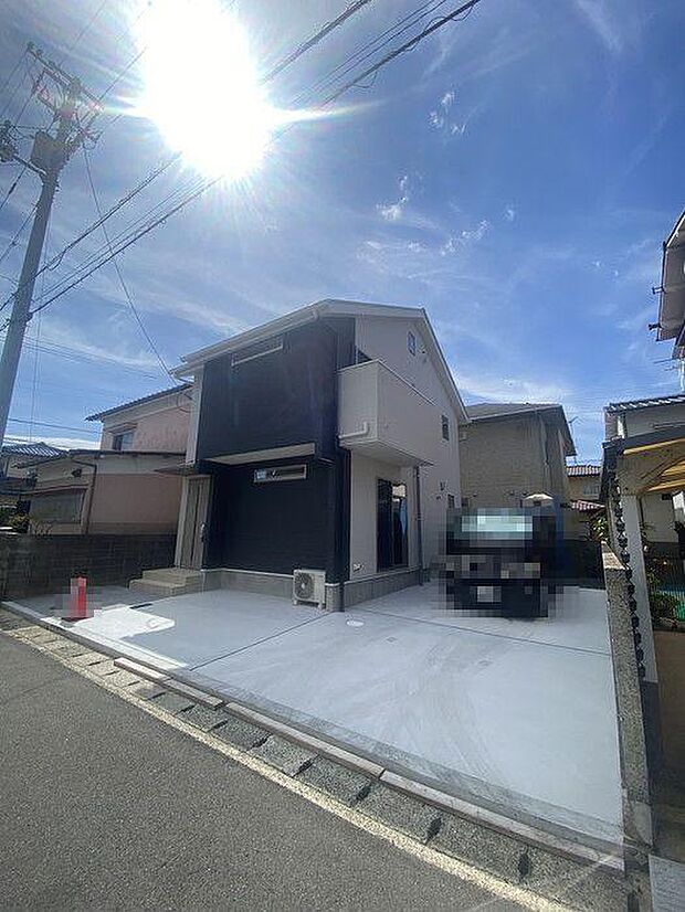 前面道路は幅約4ｍございます♪車1台がゆとりをもって通行でき、駐車時の出入りも安心です。