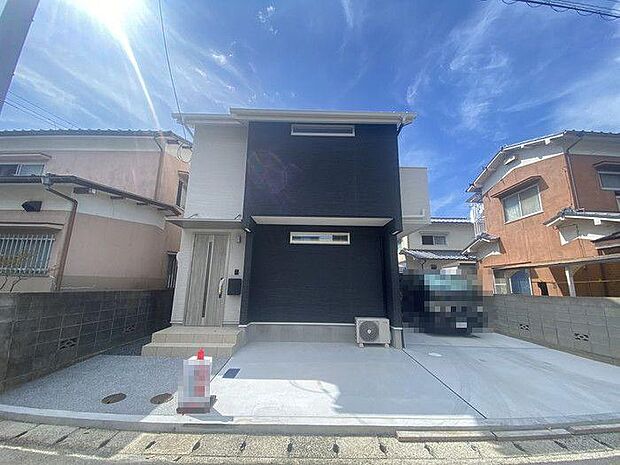 建物前に駐車スペースあり♪舗装済なので、雨の日の泥はねも軽減されるのが嬉しいですね♪