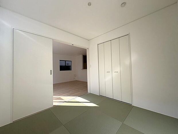 リビング横には使い勝手のいい和室があります♪お子様の遊び場やお昼寝、来客用の寝室にと多様な用途で使えます♪