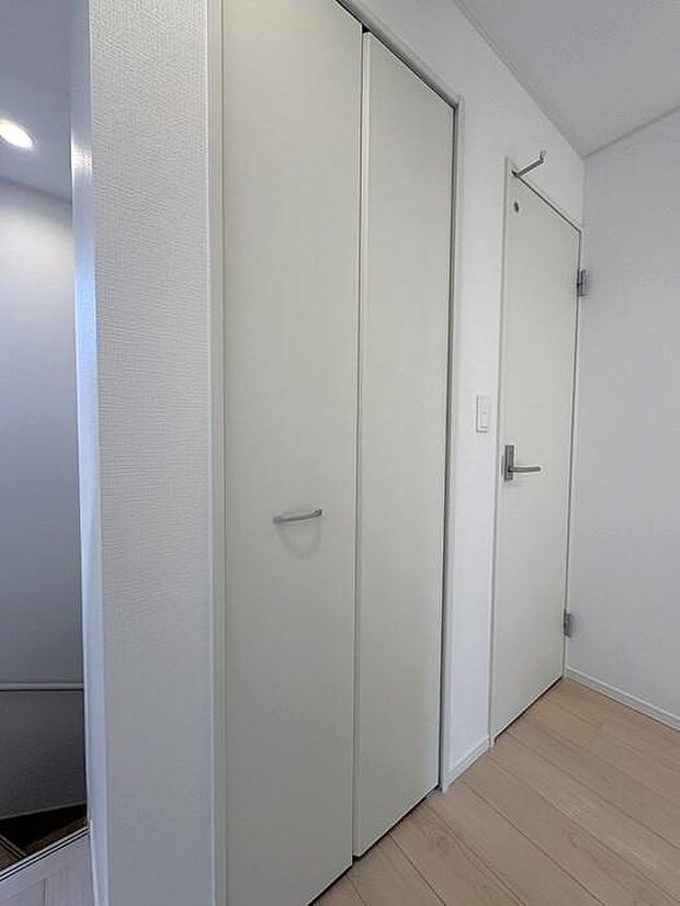 2階トイレ横にある収納スペースです♪