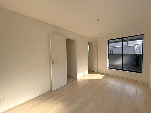 2階にある約7.5帖の洋室です♪