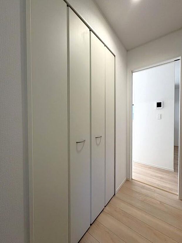 1階廊下にある収納スペースです♪
