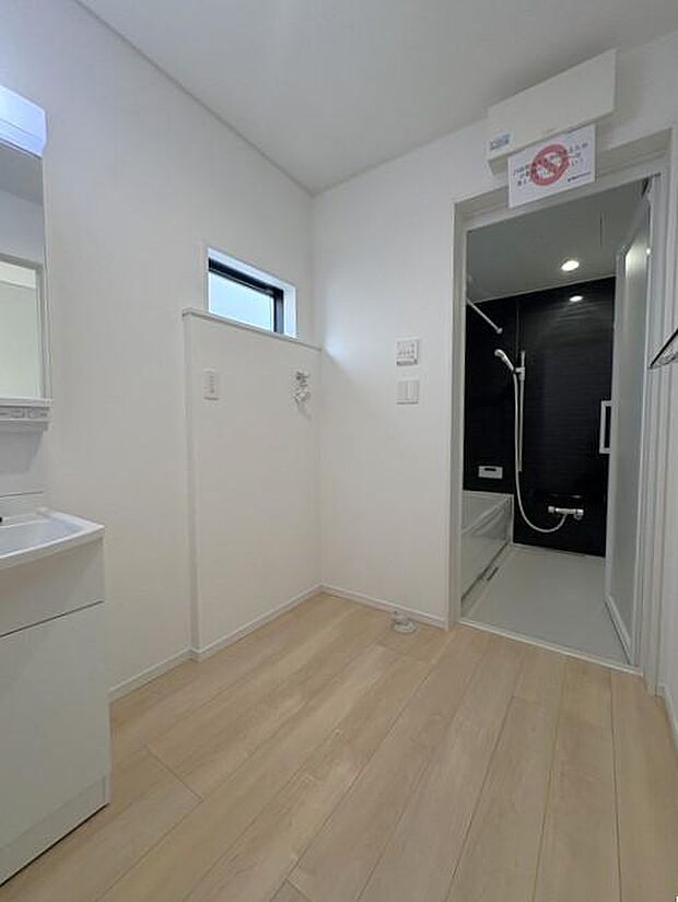 約2.5畳の洗面脱衣室は、洗濯や身支度がしやすく、家族みんながゆったり使えるちょうどいい広さです♪