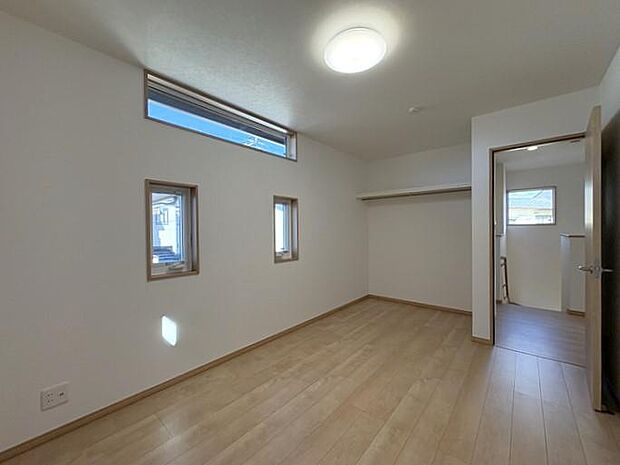 2階にある約7帖の洋室です♪