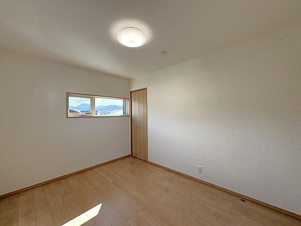 2階にある約6帖の洋室です♪