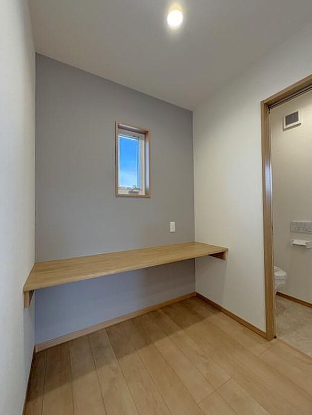 2階のトイレ前にある作業スペースです♪