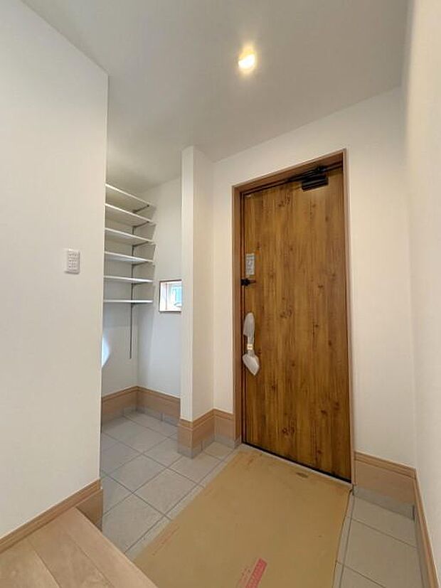 木目調の玄関ドアがおしゃれな玄関です♪毎日のお出かけも、帰宅も気持ちよくお使いいただけます♪