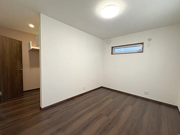 ウォークインクローゼット付きの約6帖の洋室です♪