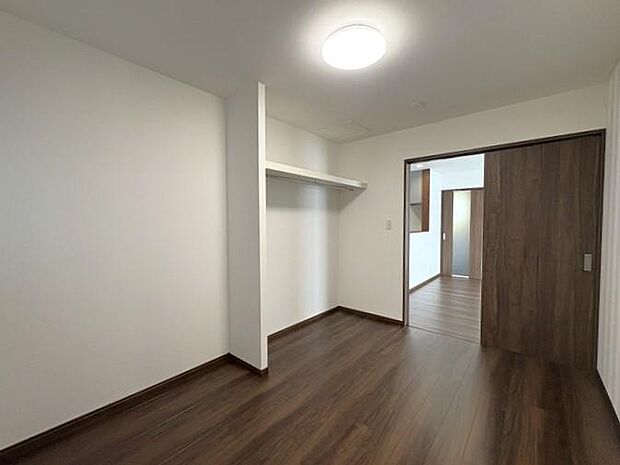 リビング横にある約6帖の洋室です♪