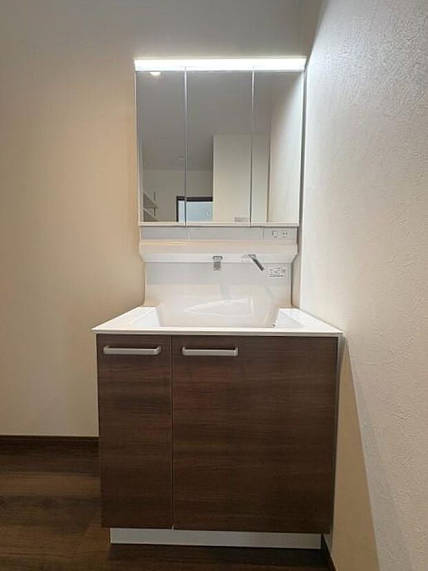 洗面室と脱衣室が分かれているので、入浴中でも気兼ねなく使えて嬉しい間取り♪パントリーやWICなど収納も充実♪