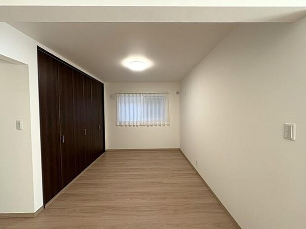 南西角地で陽当たり良好♪ＷＩＣやリビング収納、各居室収納もあり、収納充実です♪