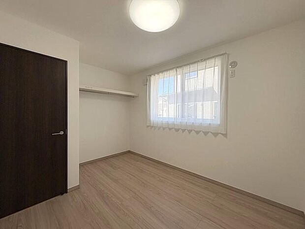 約5.5帖の洋室です♪