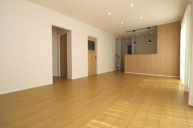 約18畳のリビングは南向きで日当たり良好