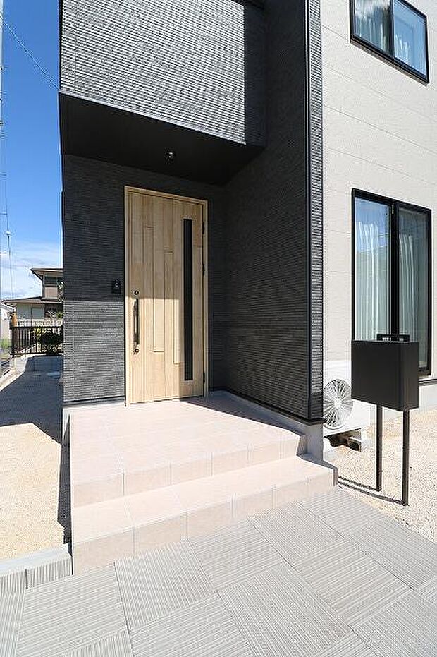 玄関ポーチにはスタイリッシュな郵便受け♪玄関キーは2重ロック＆電子キーでセキュリティも十分