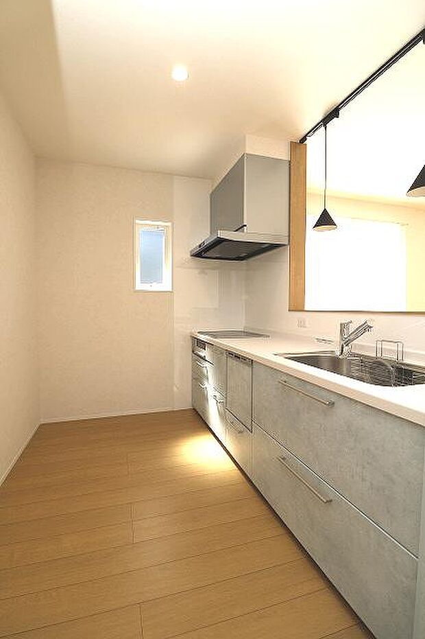 小窓の付いた明るいキッチン