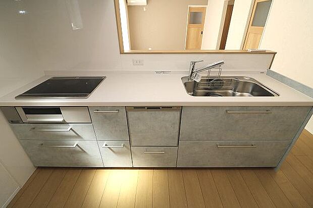 人気の対面式システムキッチン採用（IHコンロ・ワイドシンンク・浄水器）！すぐ横には勝手口あり