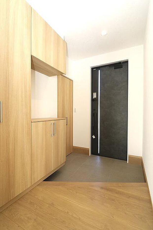 玄関横には大きなシューボックスがあります