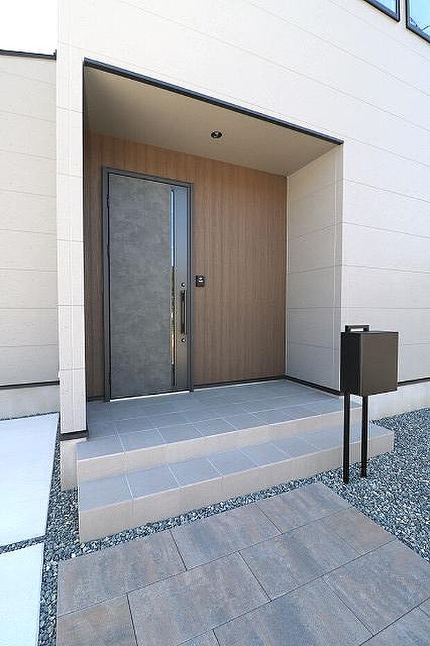 玄関ポーチにはスタイリッシュな郵便受け♪