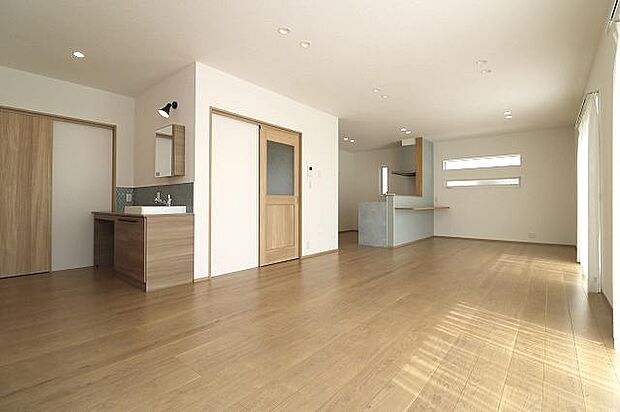 南向きの約22帖の広々としたLDKは、明るく暖かい空間