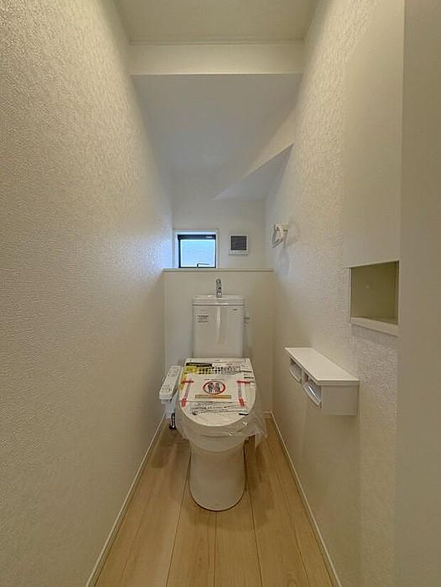 階段下のスペースを上手に活用したトイレ♪毎日気持ちよく使えて、快適でリラックスできるひとときに♪