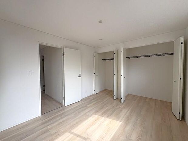 2階にある約7帖の洋室です♪十分な広さがあり、落ち着いた雰囲気で、毎日心地よく休めるお部屋です♪