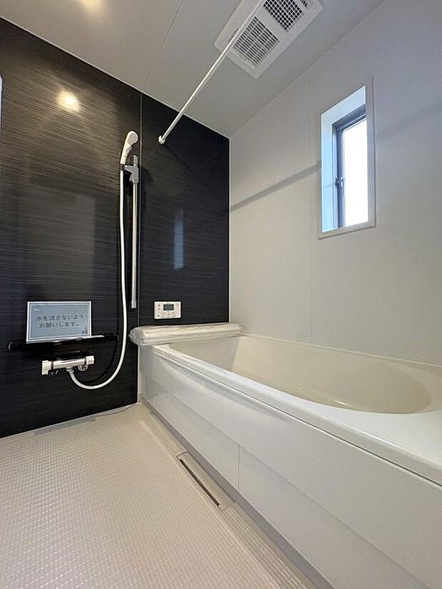 浴室には乾燥・暖房機能付き♪雨の日や冬場も快適に洗濯物を乾かせ、快適なバスタイムをサポートします♪