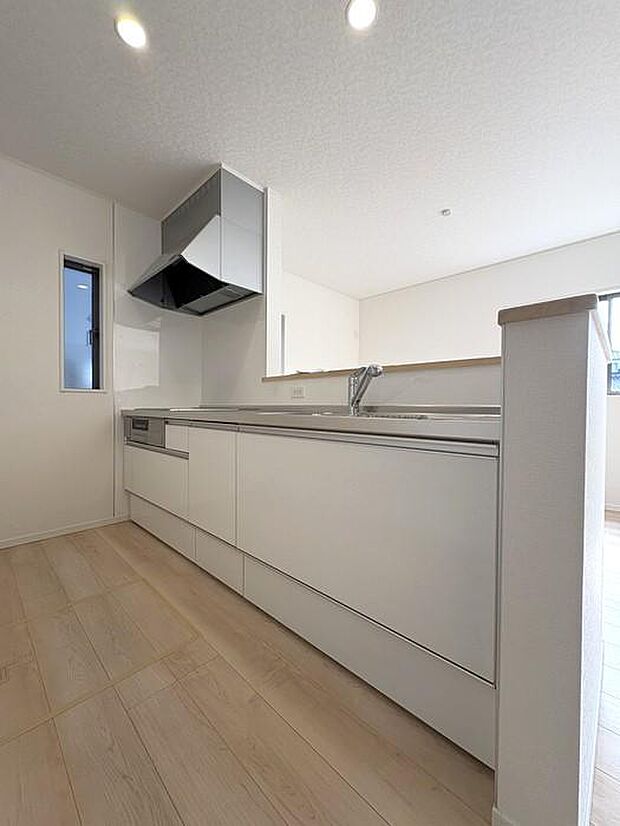 白を基調とした明るいキッチン♪清潔感たっぷりで開放感もあり、毎日の料理や家事が気持ちよくはかどる空間です♪