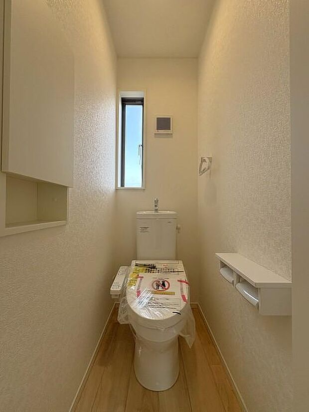 2階のトイレです♪忙しい時間帯にも2か所あると、安心感が増しますね♪嬉しい収納付き♪