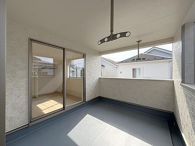 広々バルコニーは洗濯物やお布団干しはもちろん、くつろぎスペースとしても♪開放感たっぷりの空間です♪