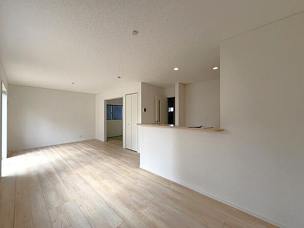 リビングダイニングで遊ぶ子どもたちと会話をしながら家事が出来るカウンターキッチンです♪