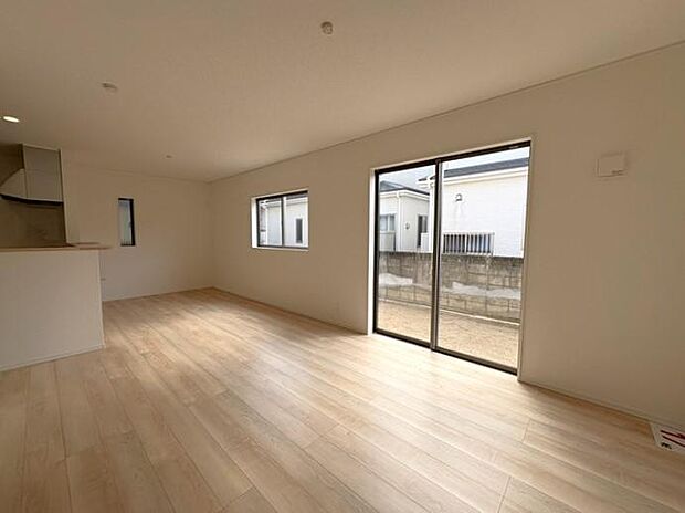 大きな窓からたっぷりと陽射しが差し込む明るいリビング♪家族の笑顔が集まる、ぬくもりあふれる空間です♪