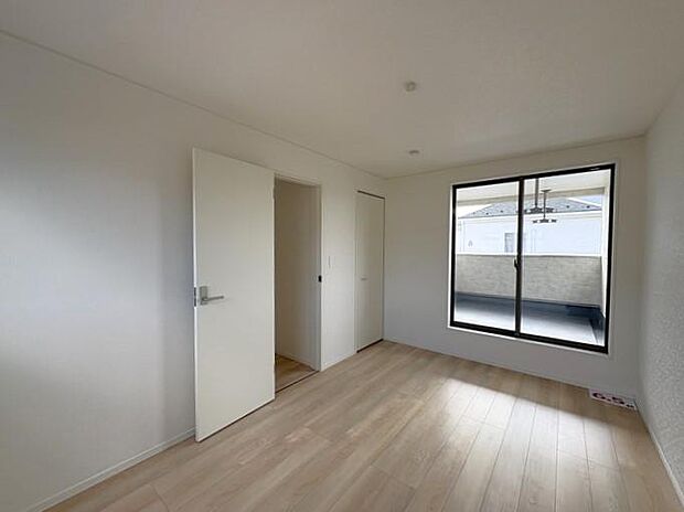 2階にある約6.7帖の洋室です♪子ども部屋や書斎にピッタリ♪ベッドや家具もゆったり配置できます♪