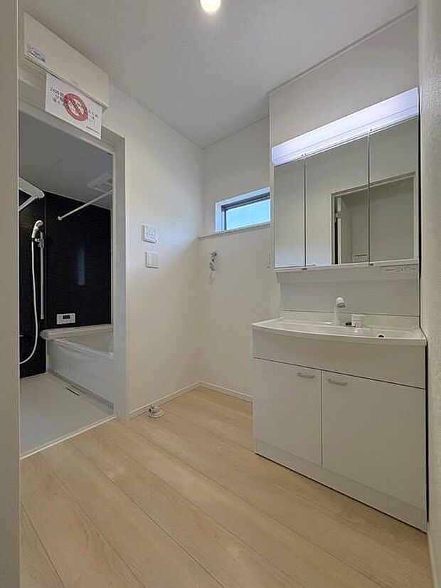 洗面脱衣室は、洗濯や身支度がしやすく、家族みんながゆったり使えるちょうどいい広さです♪