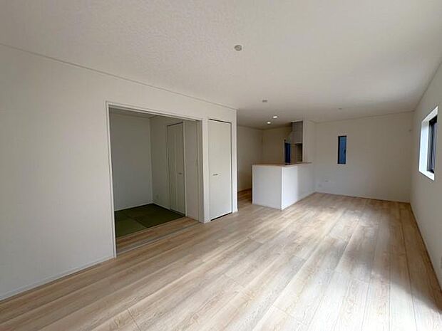 約17畳のLDKは広さが十分あるので、ソファやダイニングテーブルを置いてもゆったり使えます♪