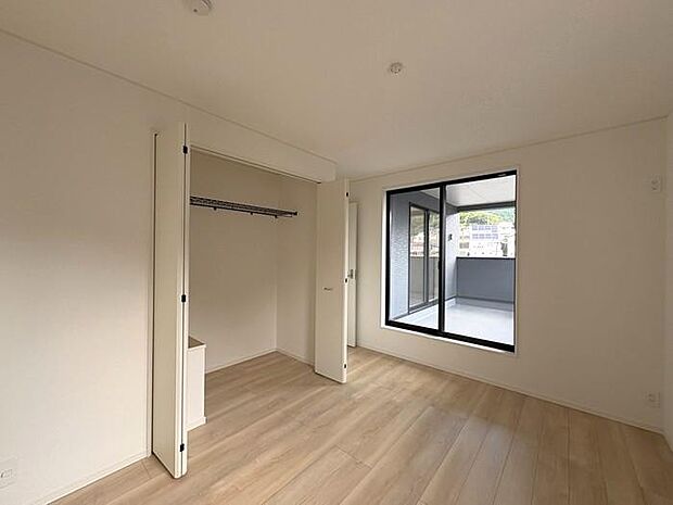 2階にある約6.5帖の洋室です♪クローゼットは扉付きで、収納後扉を閉めるとスッキリとした空間へ♪