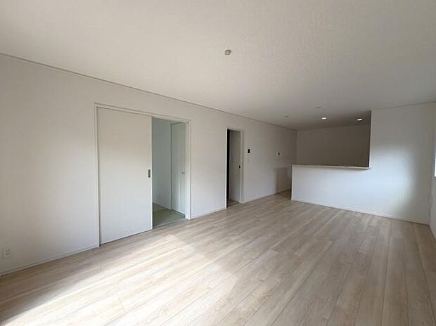 ソファーにテレビボード、ダイニングテーブルを置いても広々使えるリビング♪ 家具選びもワクワク♪