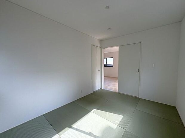 リビング横の約6帖の和室はモダンなデザイン♪お子様の遊び場や客間など、多目的に使える寛ぎの空間です♪