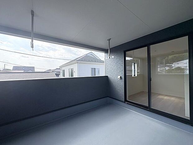 約6帖ある広々としたバルコニーは南向きで陽当たり良好です♪二部屋から出入りできて便利です♪