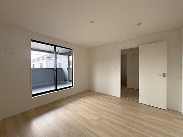 2階にある約8帖の洋室です♪バルコニーが付いており、明るい陽射しと風を感じられる快適な空間です♪