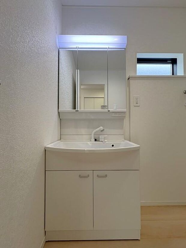 洗面台は鏡の裏と下部に収納付き♪小物や日用品をすっきり整理でき、使い勝手抜群です♪