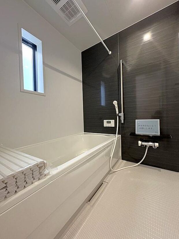 浴室には乾燥・暖房機能付き♪雨の日や冬場も快適に洗濯物を乾かせ、快適なバスタイムをサポートします♪