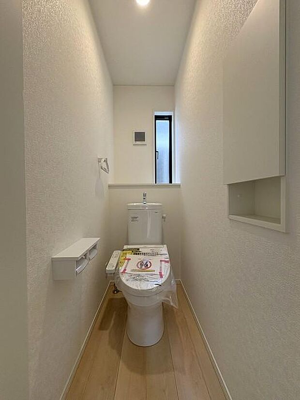 2階のトイレです♪忙しい朝の時間帯も2か所あると安心感がありますね♪採光も良好で明るい空間です♪