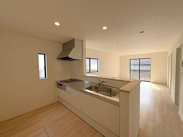 人気の対面式キッチン♪リビング全体を見渡せるので、料理をしながら家族との会話も弾みます♪