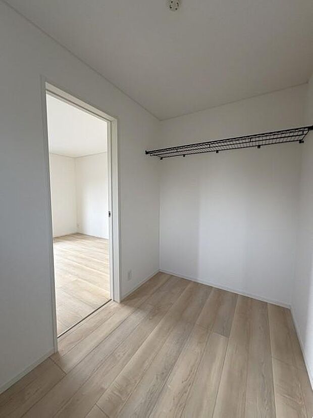 2階約8帖洋室にあるWICは広さは約3帖♪季節の衣類や大きな荷物もまとめて収納できて便利です♪