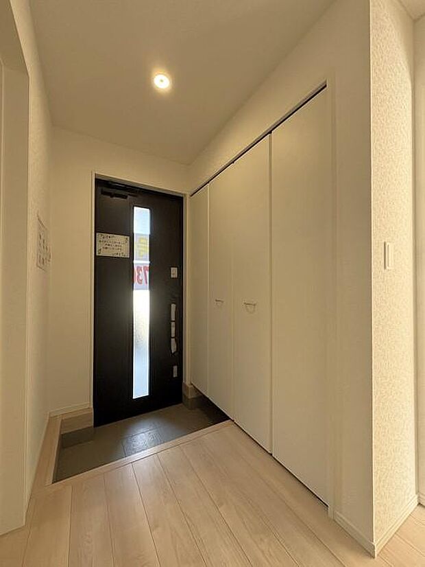 採光窓付きの玄関扉です♪大きなシューズクローゼットは使い心地が良く収納力も抜群です♪