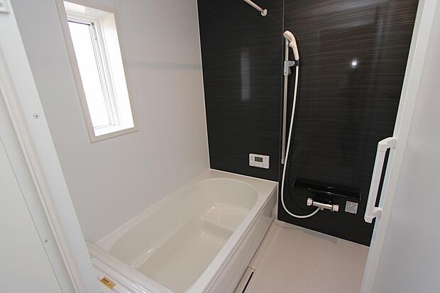 浴室には窓もあり通風・彩光に優れています♪