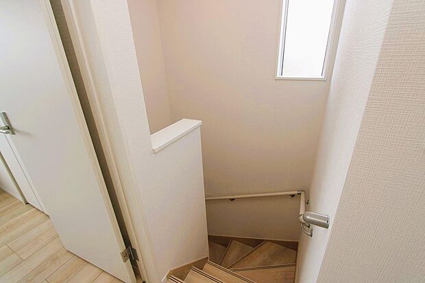 2階の階段スペースに窓があり明るいです♪　