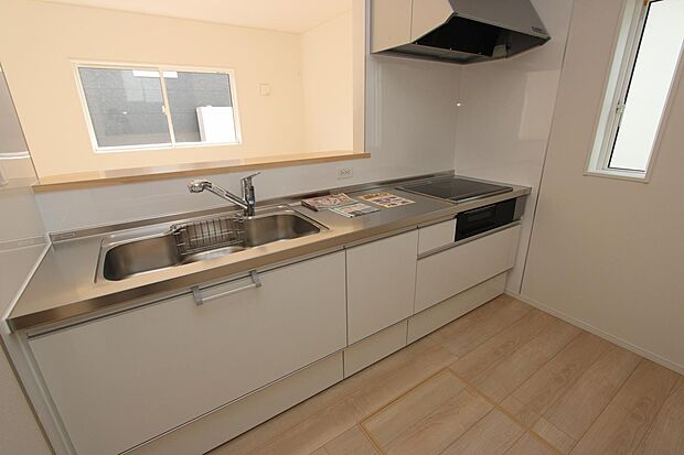 飲み物や缶詰の保存に便利な床下収納付き♪