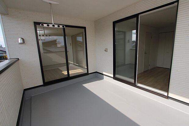 ルーフバルコニーは外出時の急な雨にも安心♪2室から行き来出来るのがおススメです♪